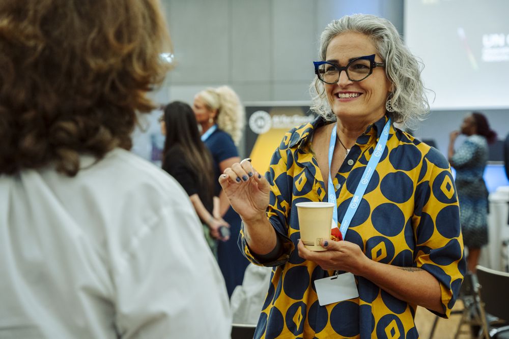 Ale in conversation at a professional event.